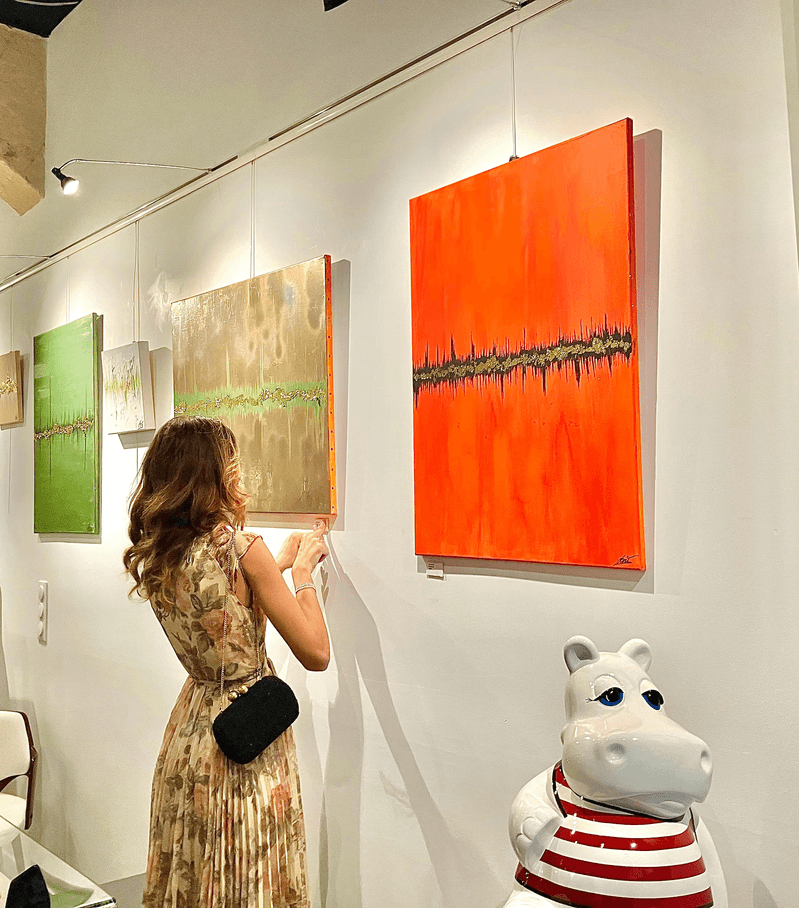 Anissa Hafidi devant ses œuvres